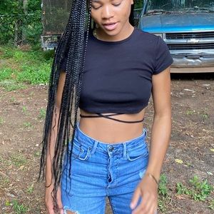 BLACK CRISS CROSS TOP